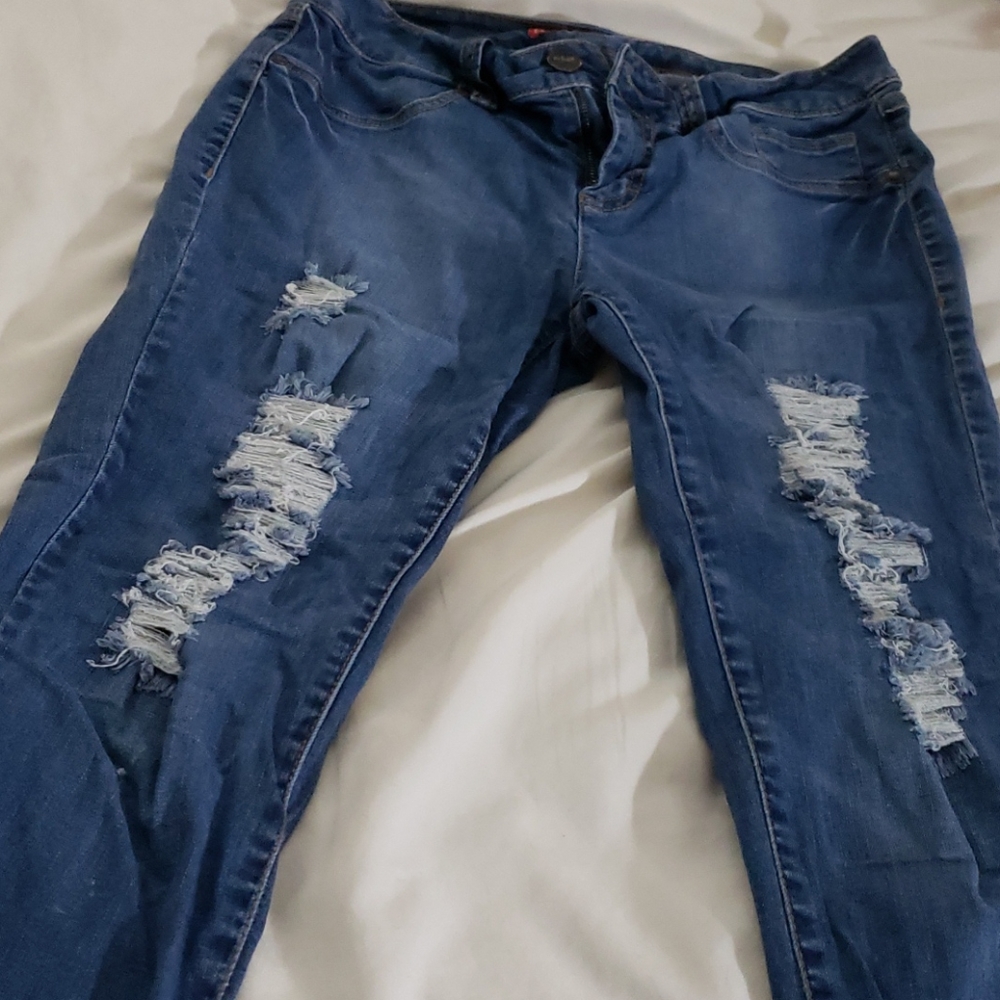 Extreme  distressed  skinny jeans